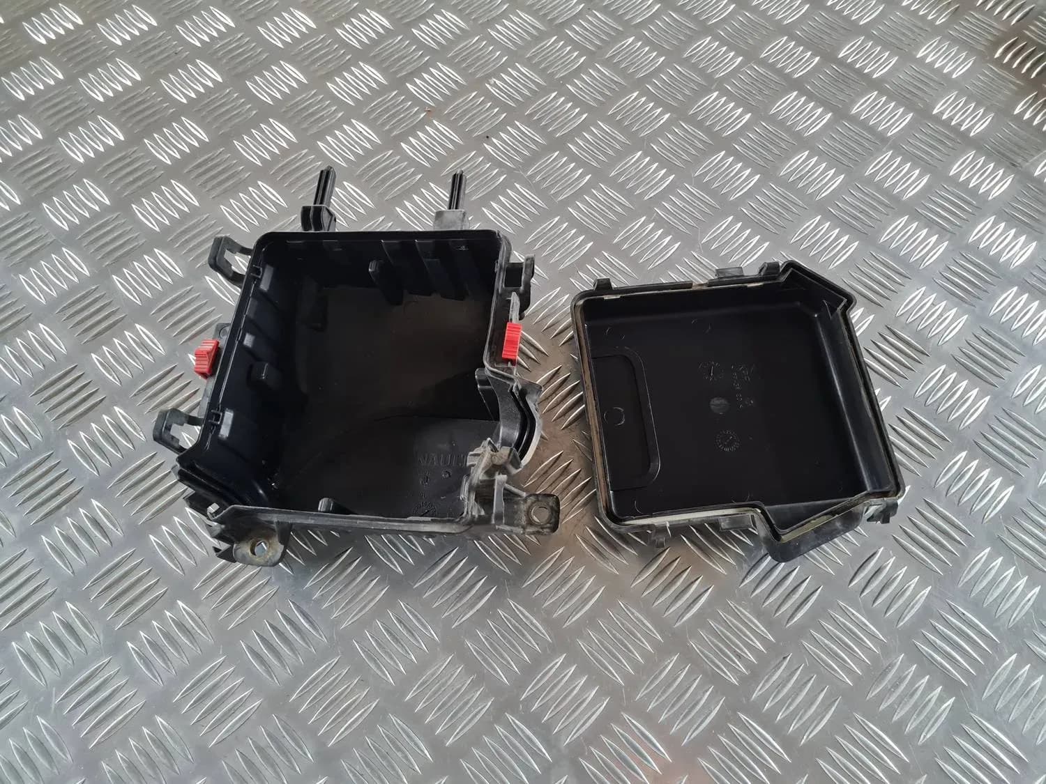 Caja de fusibles y relés RENAULT SCENIC III 2011 - foto 3