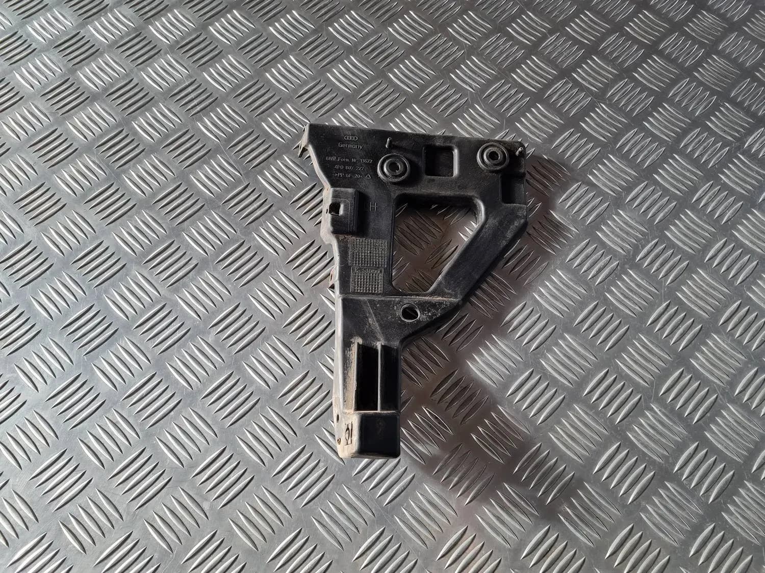 Soporte izquierdo del parachoques delantero AUDI A6 2008