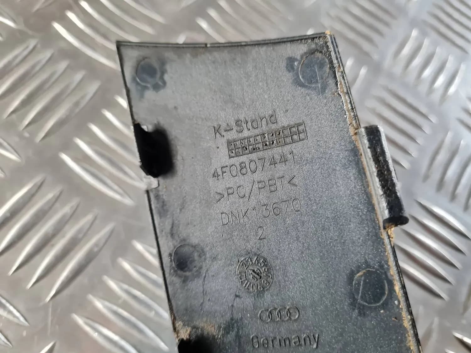 Cubierta del gancho de remolque del parachoques delantero AUDI A6 2008 - foto 2