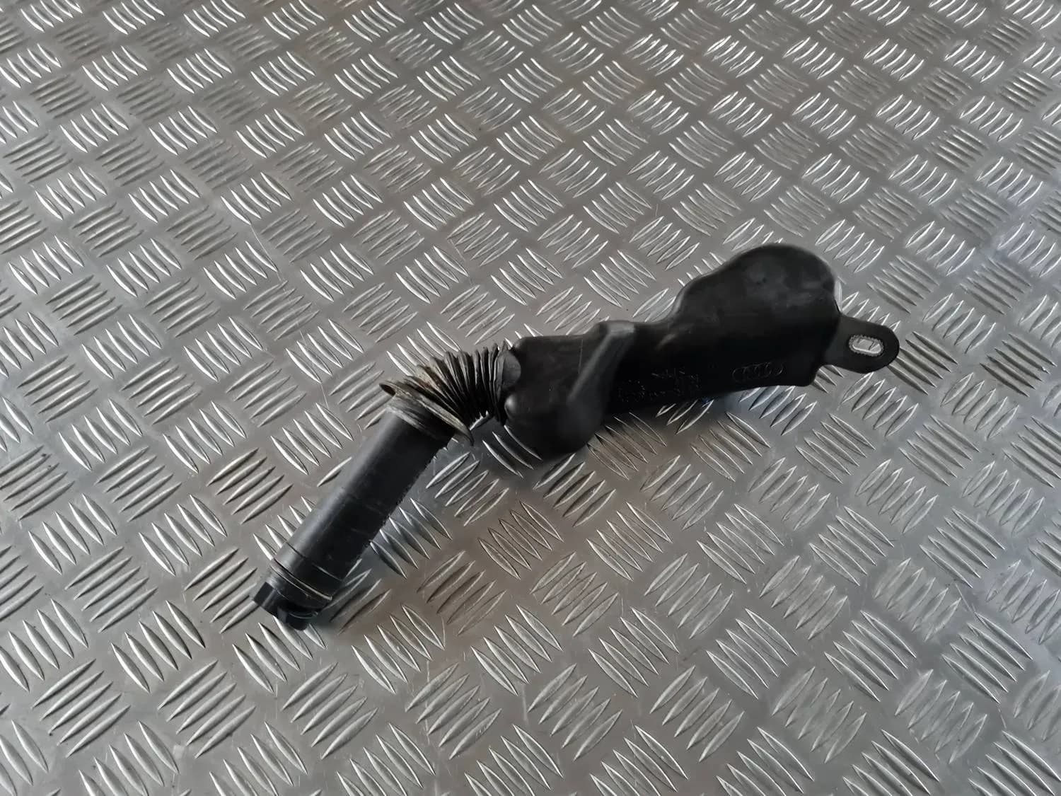 Tubo de llenado del depósito del líquido limpiaparabrisas AUDI A6 2008 - foto 1