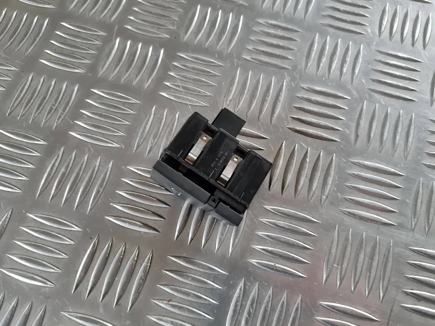 Botón del compartimento de almacenamiento AUDI A6 2008 - foto 4
