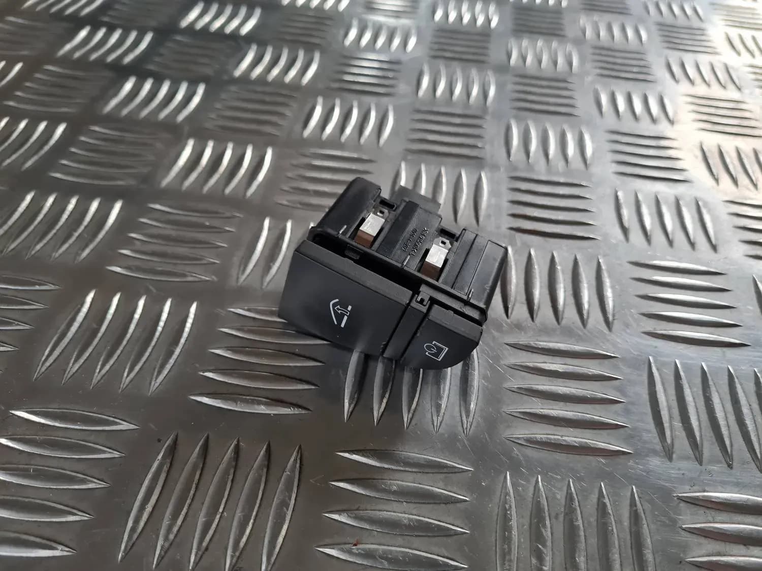 Botón del compartimento de almacenamiento AUDI A6 2008