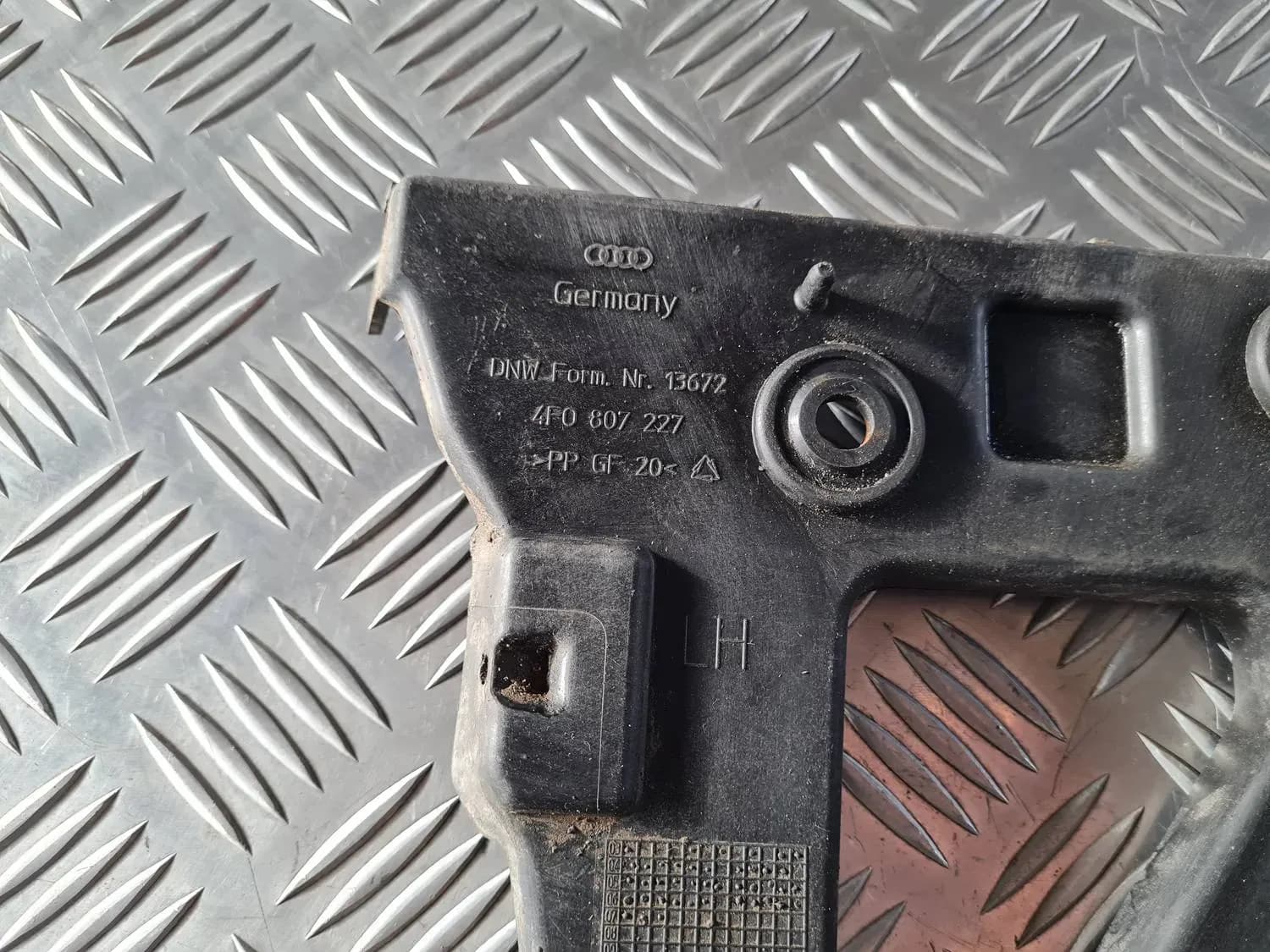 Soporte izquierdo del parachoques delantero AUDI A6 2008 - foto 3