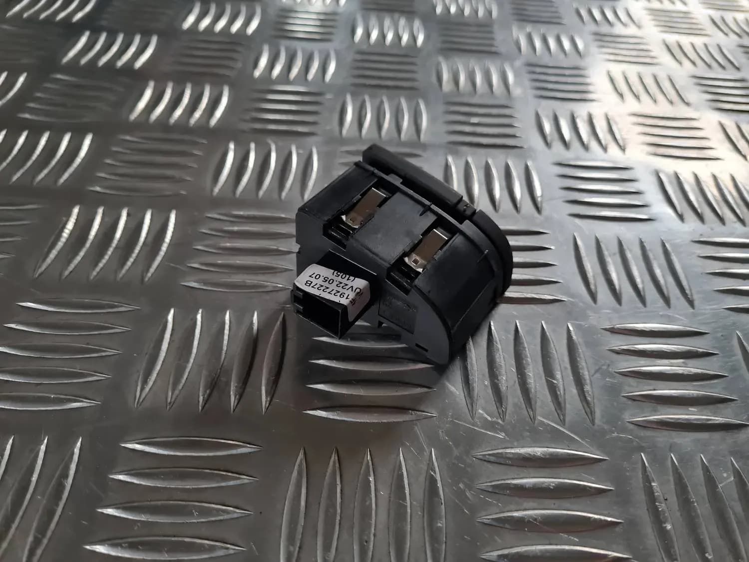 Botón del compartimento de almacenamiento AUDI A6 2008 - foto 2