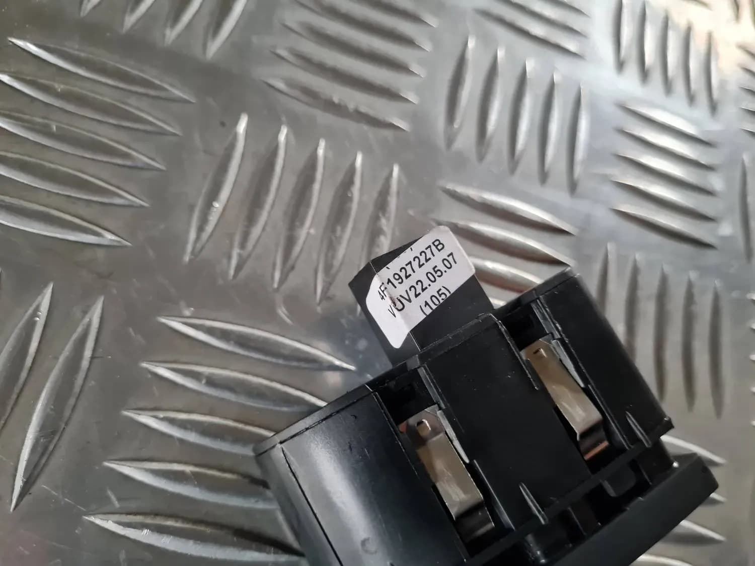 Botón del compartimento de almacenamiento AUDI A6 2008 - foto 3