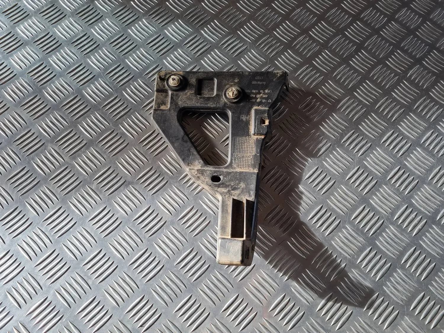 Soporte derecho del parachoques delantero AUDI A6 2008 - foto 1