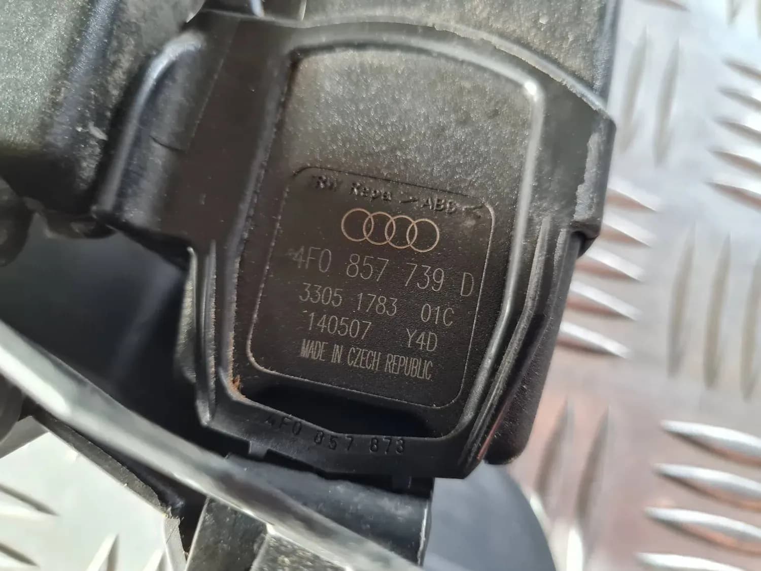 Hebilla del cinturón de seguridad trasero doble AUDI A6 2008 - foto 4