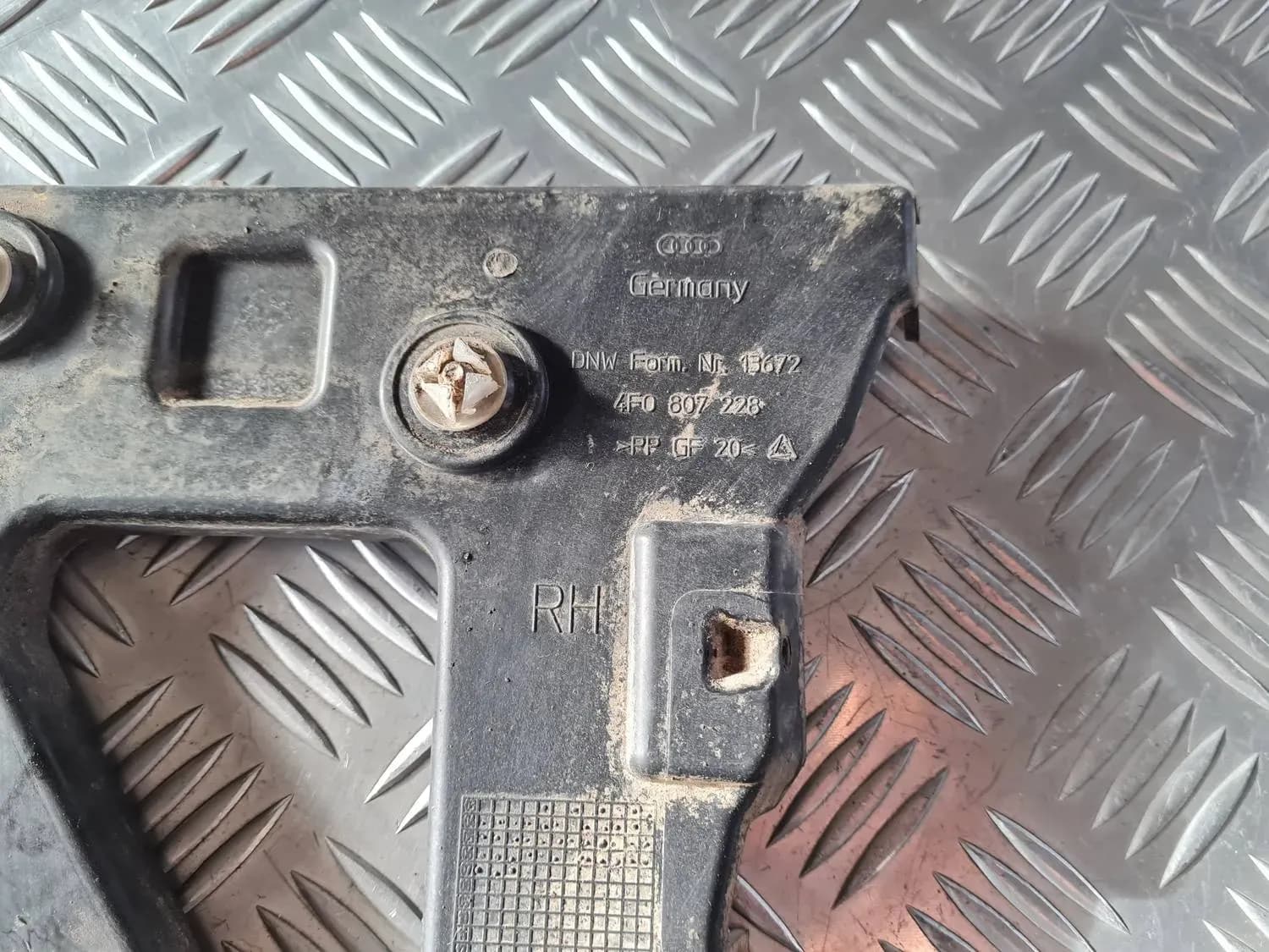 Soporte derecho del parachoques delantero AUDI A6 2008 - foto 3