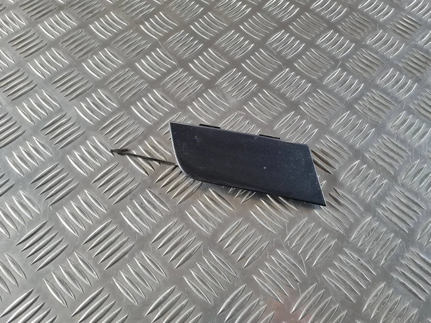 Cubierta del gancho de remolque del parachoques delantero AUDI A6 2008 - foto 1