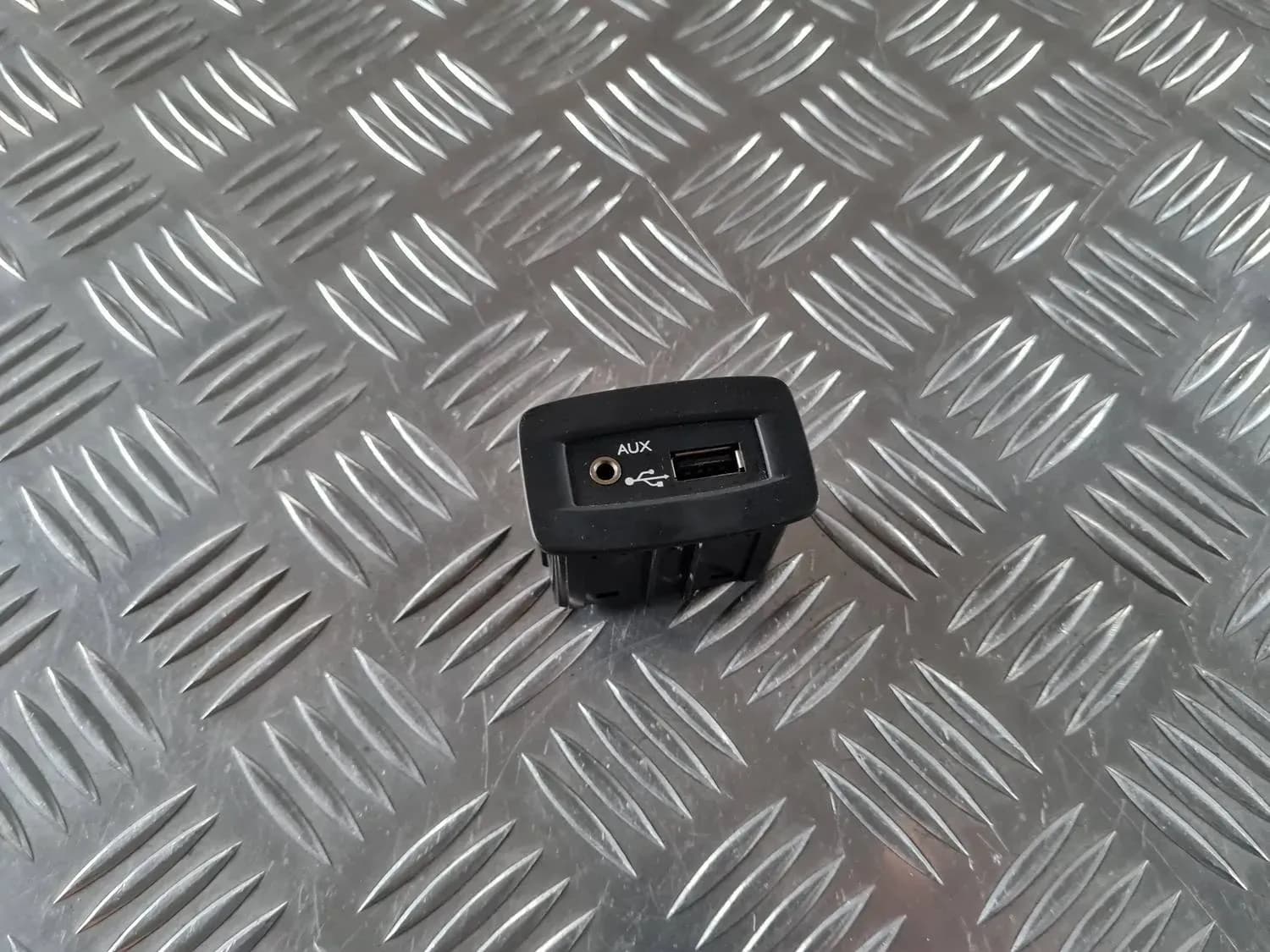 Adaptador USB/AUX RENAULT SCENIC III 2011 - foto 1