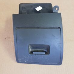 Mantu glabāšanas nodalījums vadītāja pusē priekš BMW 520D E60 2006 ENG.