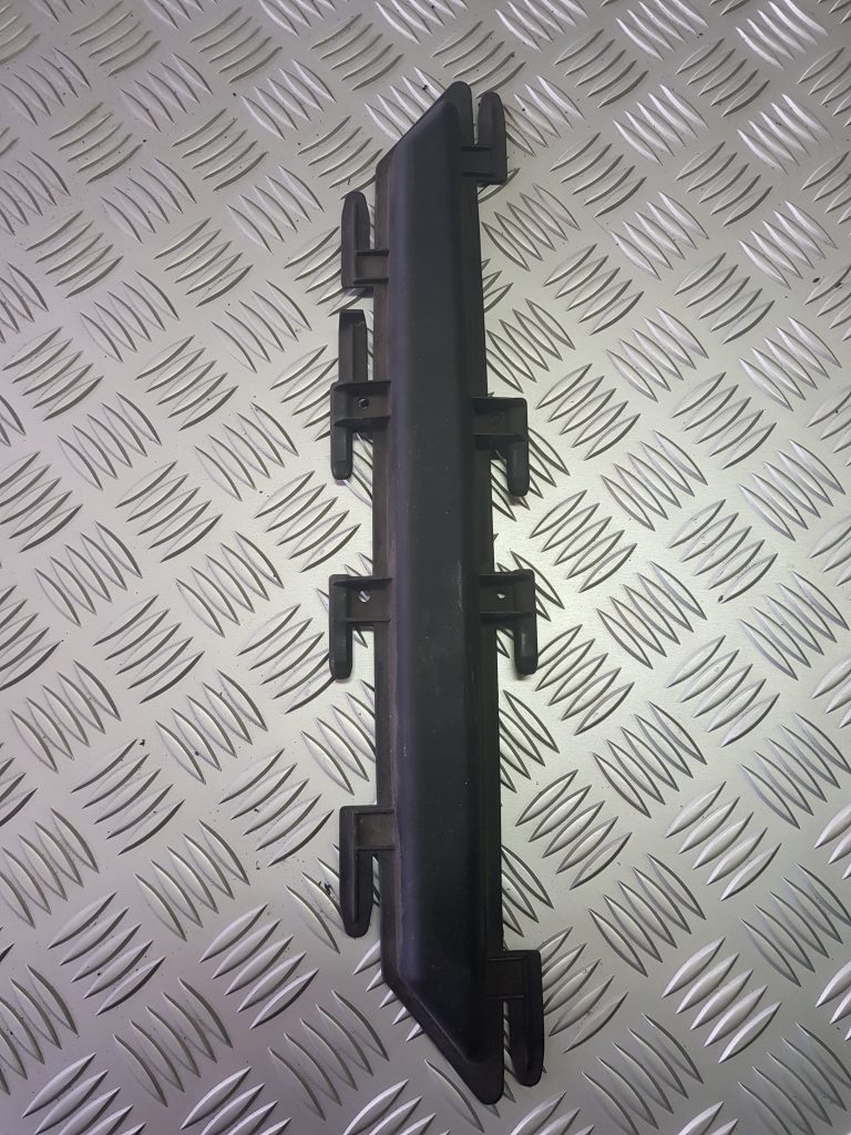 Salona gaisa filtra korpusa vāks priekš BMW 520D E60 2006 ENG. 1 Salona gaisa filtra korpusa vāks priekš BMW 520D E60 2006 ENG.