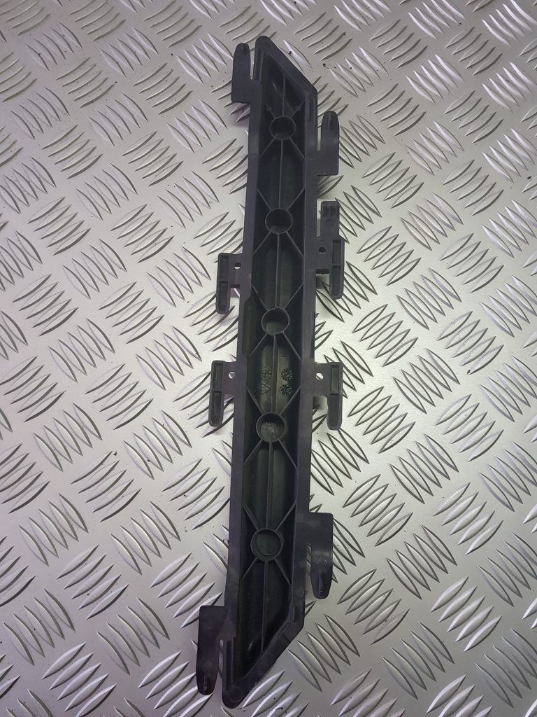 Salona gaisa filtra korpusa vāks priekš BMW 520D E60 2006 ENG. 2 Salona gaisa filtra korpusa vāks priekš BMW 520D E60 2006 ENG.