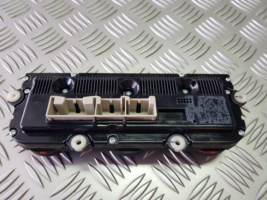 Klimata kontroles bloks priekš VW PASSAT B6 2006 ANGL. UNIVERSAL