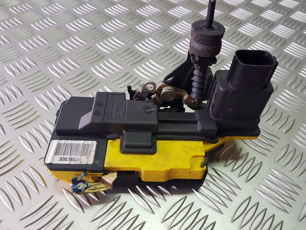 Aizmugurējo labo durvju slēdzene priekš VOLVO V70 2002 SILVER 1 Aizmugurējo labo durvju slēdzene priekš VOLVO V70 2002 SILVER