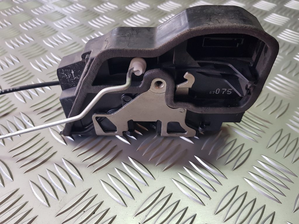 Aizmugurējo kreiso durvju slēdzene priekš BMW 530D E61 2006 TOURING TITANSILVER