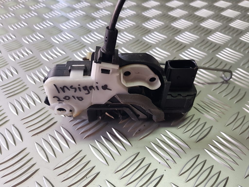 Priekšējo labo durvju slēdzene priekš OPEL INSIGNIA SPORTS TOURER 2010 1 Priekšējo labo durvju slēdzene priekš OPEL INSIGNIA SPORTS TOURER 2010