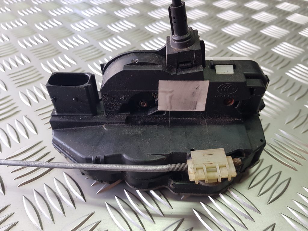 Priekšējo labo durvju slēdzene priekš OPEL INSIGNIA SPORTS TOURER 2010 2 Priekšējo labo durvju slēdzene priekš OPEL INSIGNIA SPORTS TOURER 2010