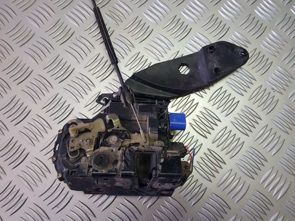 Aizmugurējo kreiso durvju slēdzene priekš ŠKODA FABIA 2003 1 Aizmugurējo kreiso durvju slēdzene priekš ŠKODA FABIA 2003