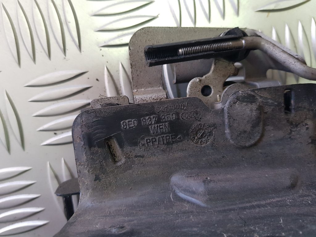 Priekšējo labo durvju slēdzene priekš AUDI A4 AVANT 2004