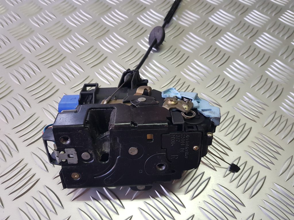 Aizmugurējo kreiso durvju slēdzene priekš VW GOLF 5 2006