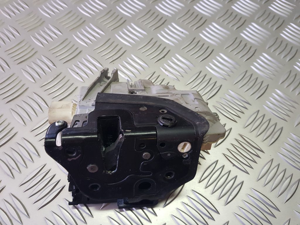 Priekšējo labo durvju slēdzene priekš VW PASSAT B6 2006 ANGL. UNIVERSAL 2 Priekšējo labo durvju slēdzene priekš VW PASSAT B6 2006 ANGL. UNIVERSAL