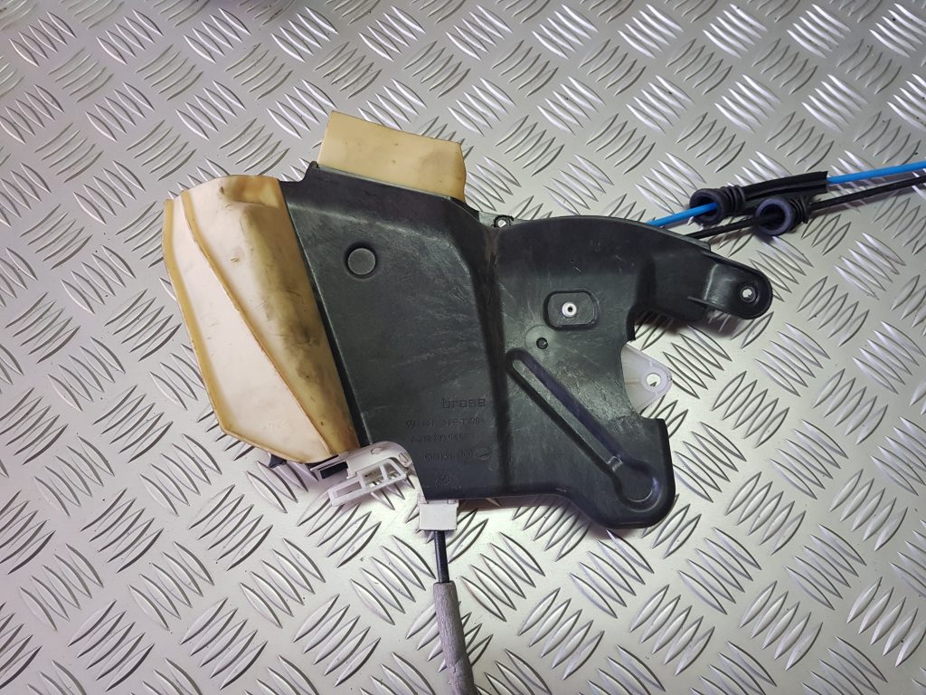 Aizmugurējo labo durvju slēdzene priekš MERCEDES BENZ E250 W212 2014 1 Aizmugurējo labo durvju slēdzene priekš MERCEDES BENZ E250 W212 2014