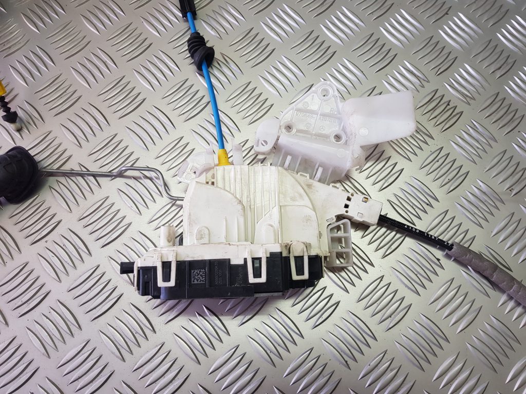 Priekšējo labo durvju slēdzene priekš MERCEDES BENZ E250 W212 2014 1 Priekšējo labo durvju slēdzene priekš MERCEDES BENZ E250 W212 2014