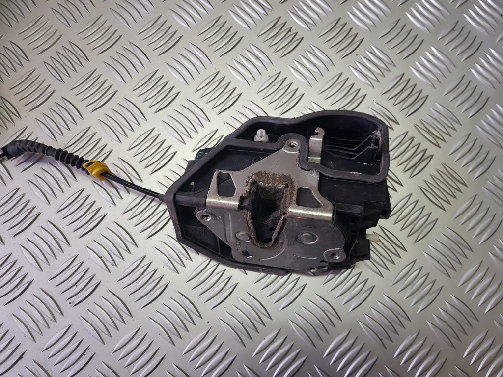 Priekšējo kreiso durvju slēdzene priekš BMW 525 E60 2006 BLACK 2 Priekšējo kreiso durvju slēdzene priekš BMW 525 E60 2006 BLACK