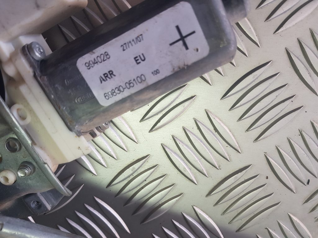 Stikla pacelšanas mehānisms aizmugurējais labais priekš TOYOTA AVENSIS 2008 2 Stikla pacelšanas mehānisms aizmugurējais labais priekš TOYOTA AVENSIS 2008