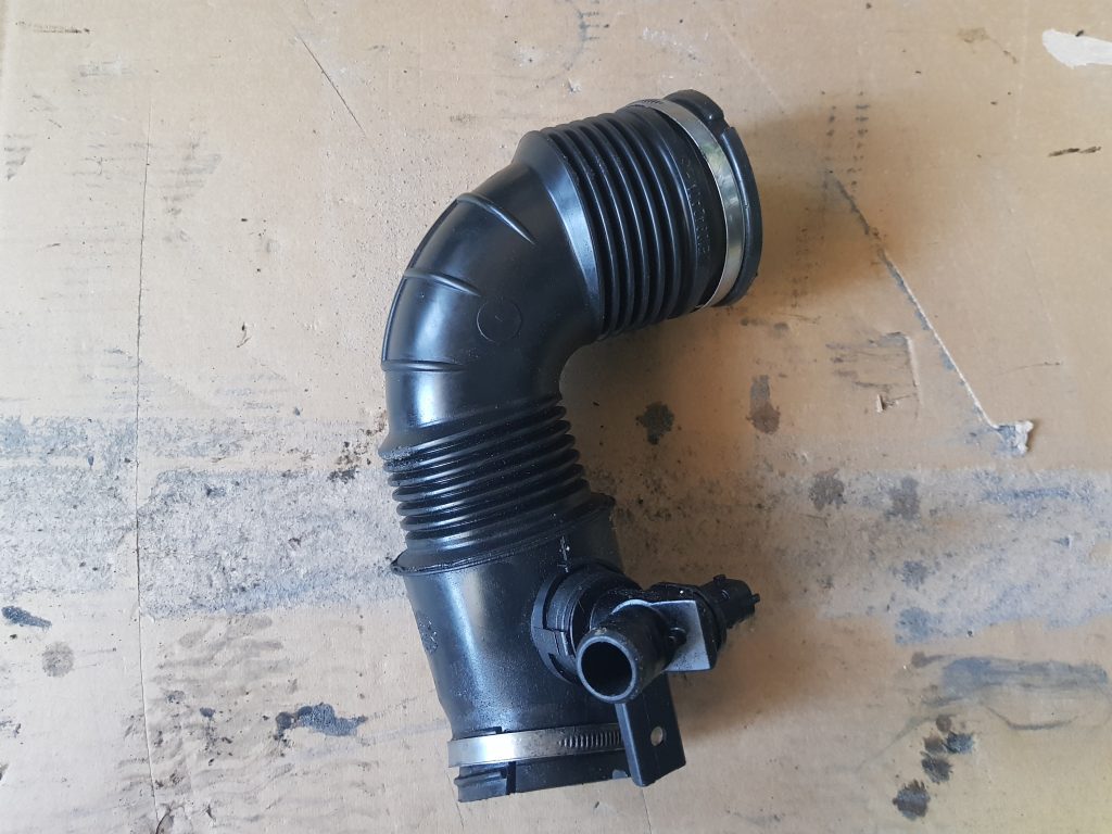 Gaisa filtra korpusa caurule priekš OPEL INSIGNIA SPORTS TOURER 2010