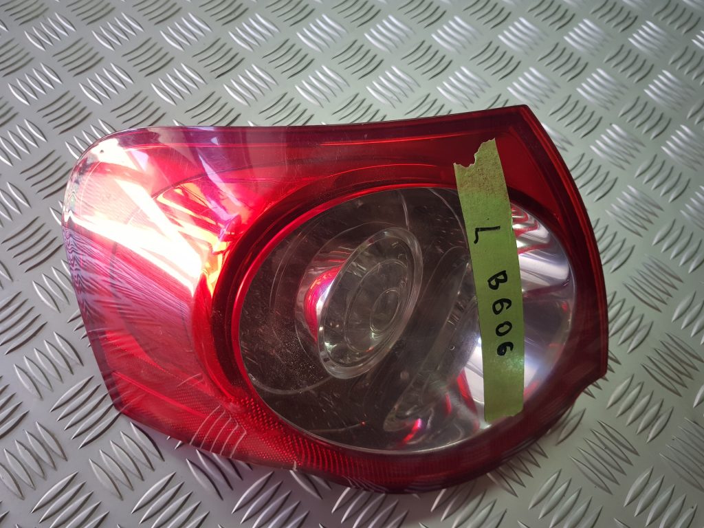 Aizmugurējais kreisais lukturis priekš VW PASSAT B6 2006 ANGL. UNIVERSAL 1 Aizmugurējais kreisais lukturis priekš VW PASSAT B6 2006 ANGL. UNIVERSAL