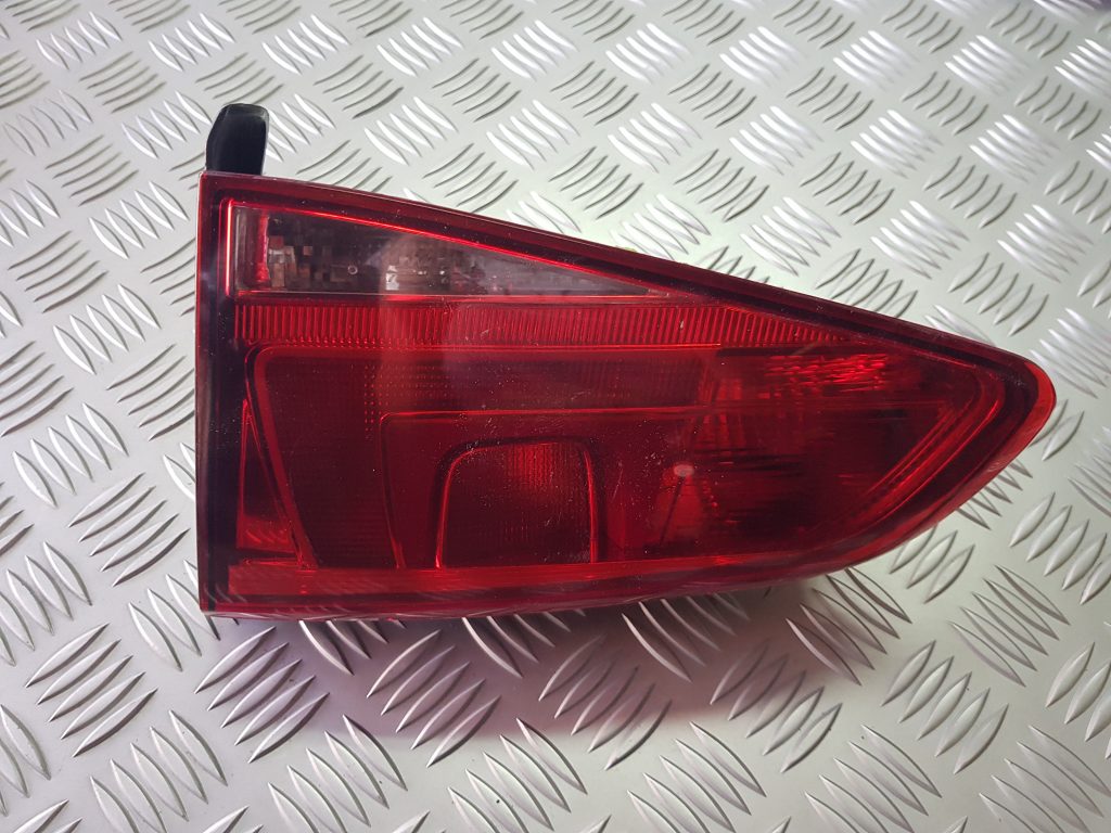 Bagāžnieka vāka labais lukturis priekš VW GOLF 2014 1 Bagāžnieka vāka labais lukturis priekš VW GOLF 2014