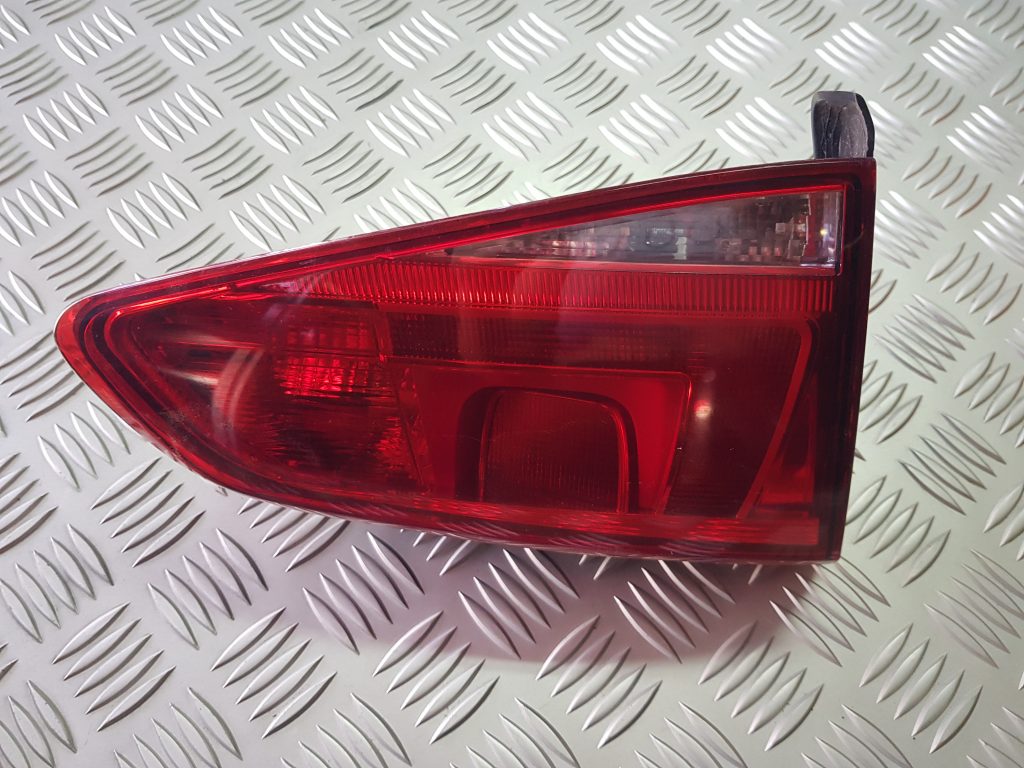 Bagāžnieka vāka kreisais lukturis priekš VW GOLF 2014 1 Bagāžnieka vāka kreisais lukturis priekš VW GOLF 2014