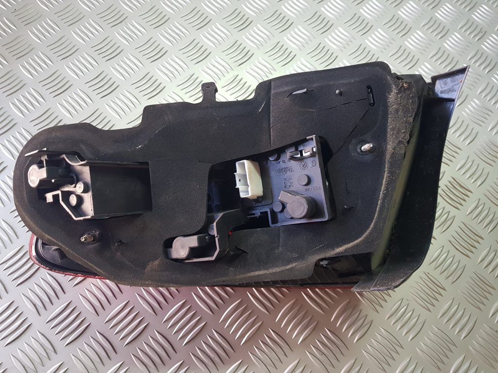 Aizmugurējais kreisais lukturis priekš PEUGEOT 407 2004