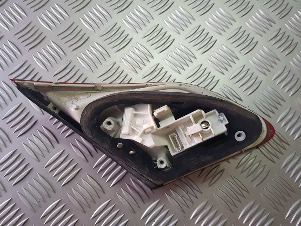 Bagāžnieka vāka labais lukturis priekš OPEL ASTRA J 2011 2 Bagāžnieka vāka labais lukturis priekš OPEL ASTRA J 2011