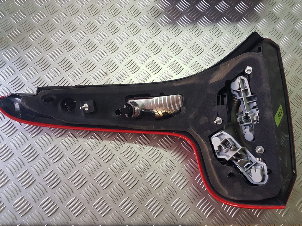 Aizmugurējais labais lukturis priekš VOLVO C30 2008 BLACK 2 Aizmugurējais labais lukturis priekš VOLVO C30 2008 BLACK