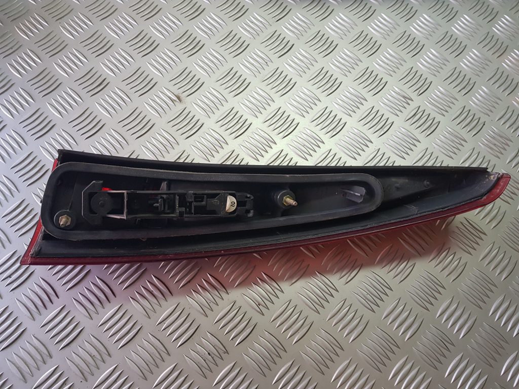 Aizmugurējais kreisais lukturis priekš VOLVO V70 1997 2 Aizmugurējais kreisais lukturis priekš VOLVO V70 1997