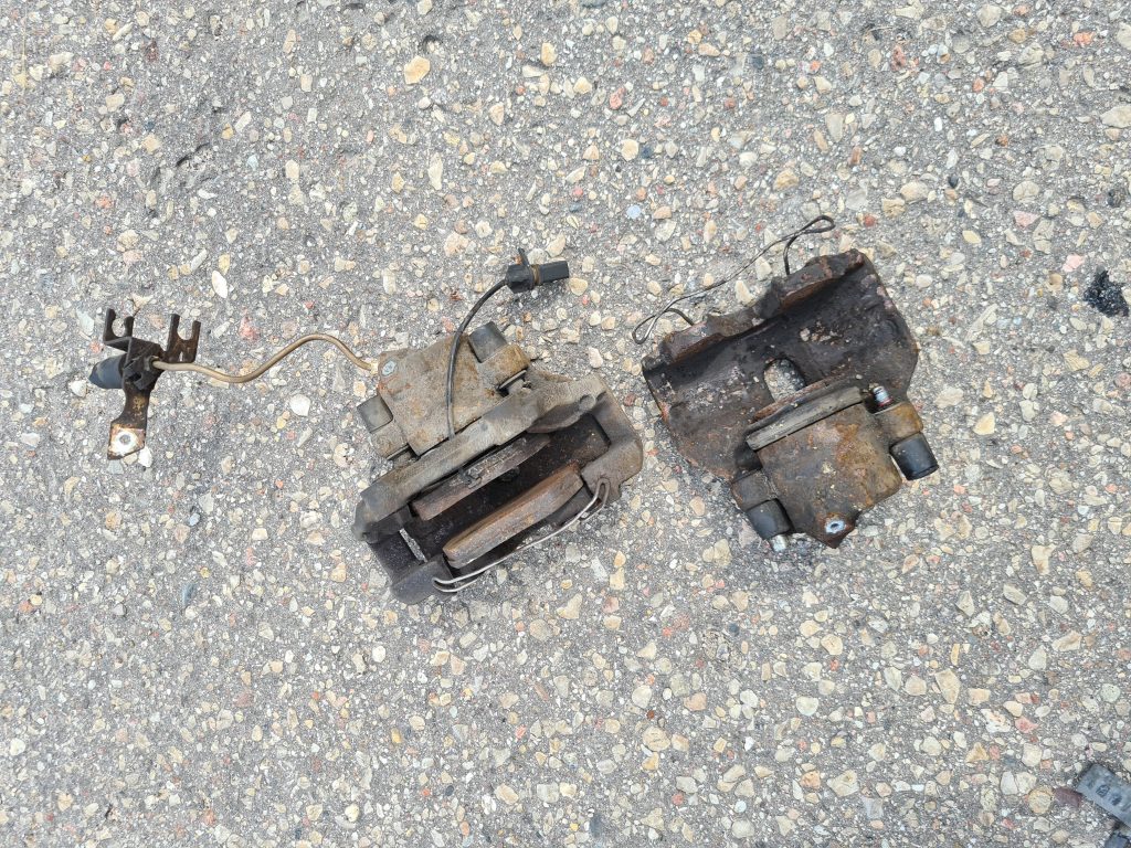 Priekšējais kreisais suports priekš VW PASSAT 2000 BLUE 1 Priekšējais kreisais suports priekš VW PASSAT 2000 BLUE