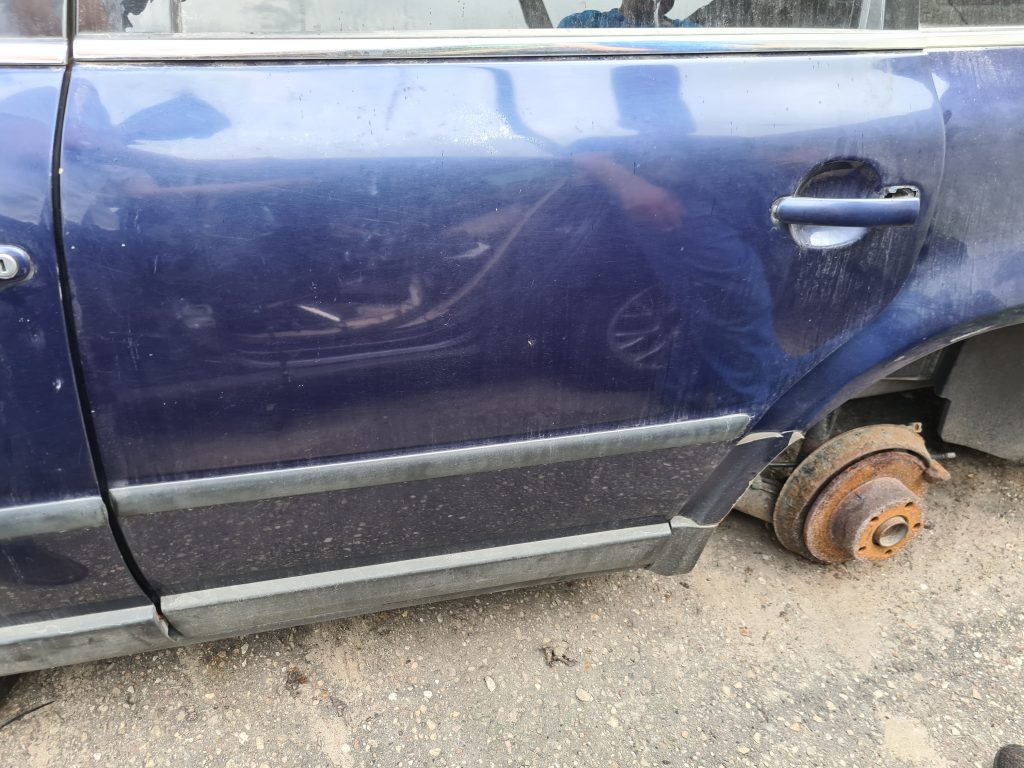 Aizmugurējās kreisās durvis priekš VW PASSAT 2000 BLUE 1 Aizmugurējās kreisās durvis priekš VW PASSAT 2000 BLUE