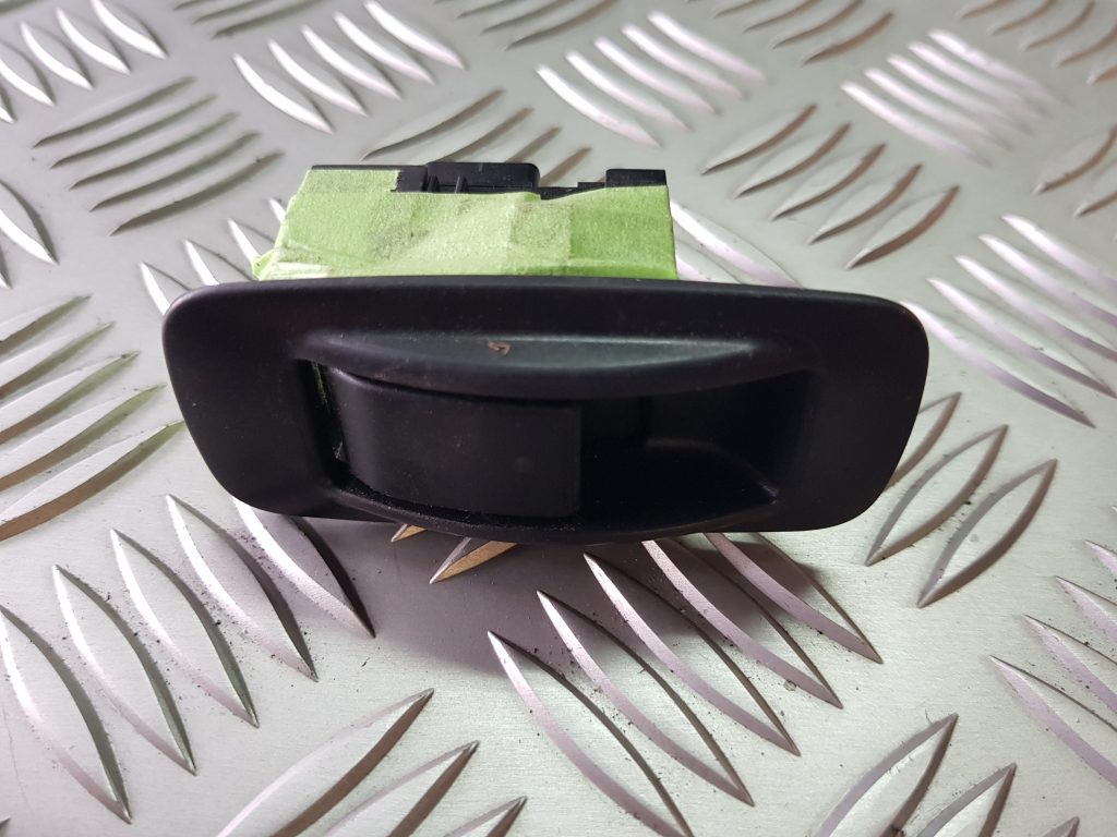 Stikla pacelšanas poga priekš SAAB 9-5 1999 2 Stikla pacelšanas poga priekš SAAB 9-5 1999