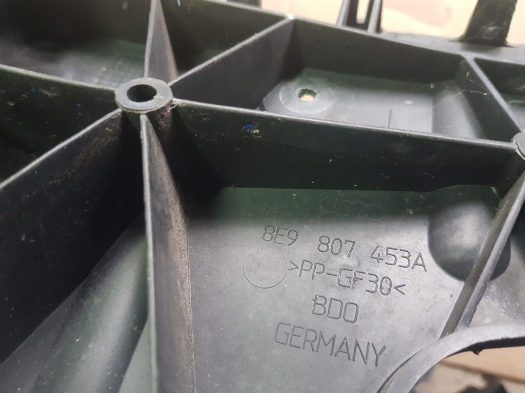 Aizmugurējā spārna un bufera stiprinājums priekš AUDI A4 2005 2 Aizmugurējā spārna un bufera stiprinājums priekš AUDI A4 2005