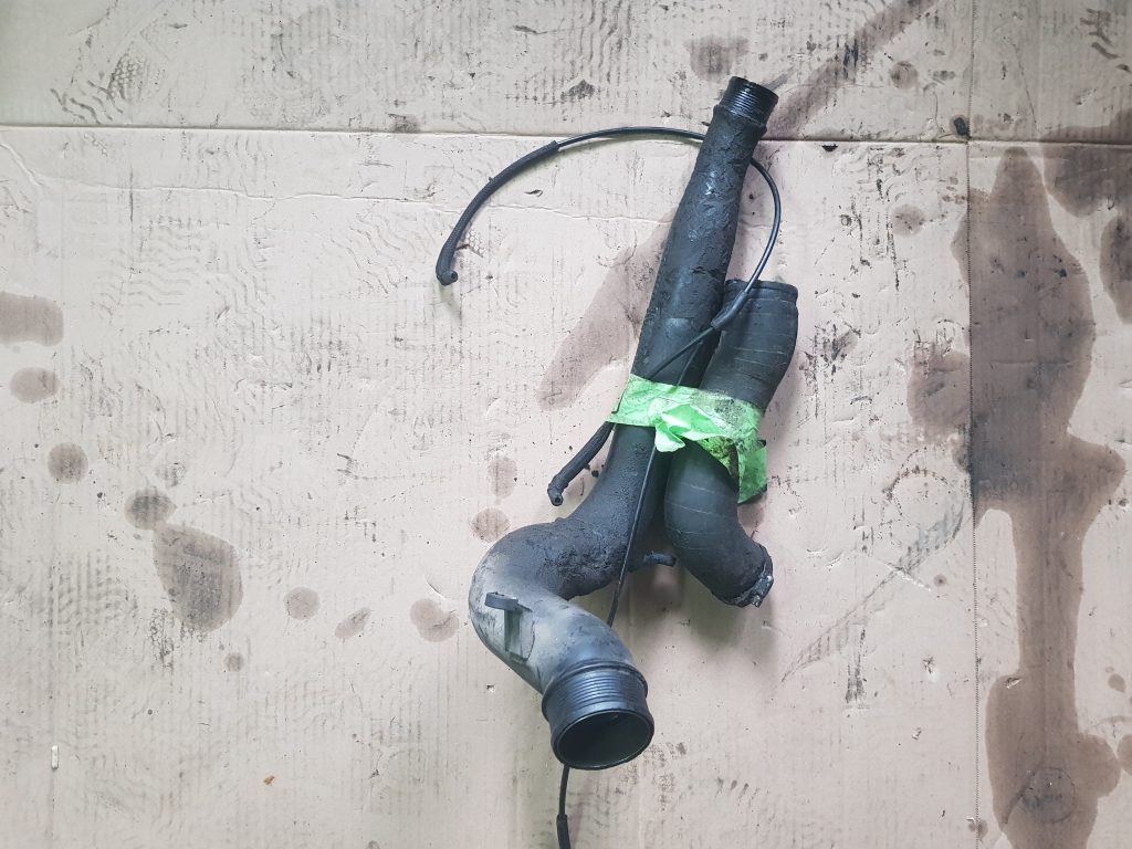 Interkulera caurule priekš VOLVO V70 2002 SILVER