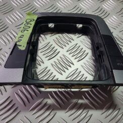 Dekoratīvs rāmis pārnesumu selektoram priekš VW PASSAT B6 2006 ANGL. UNIVERSAL