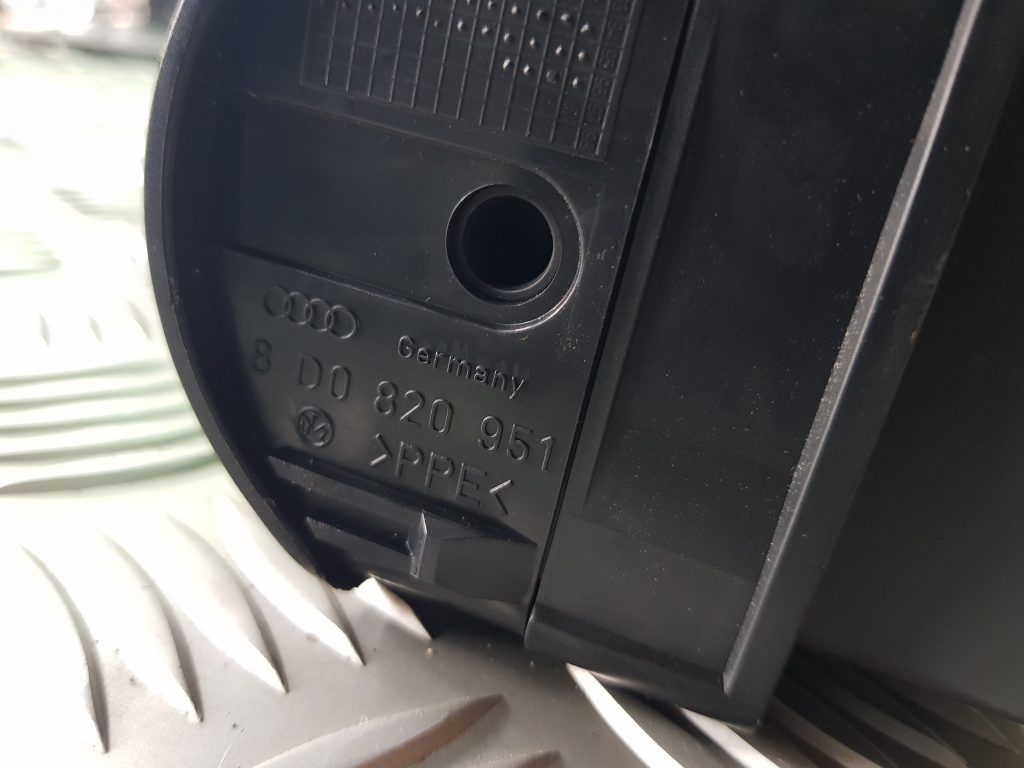 Mērinstrumentu paneļa gaisa vads, centrā priekš AUDI A4 1996 2 Mērinstrumentu paneļa gaisa vads, centrā priekš AUDI A4 1996