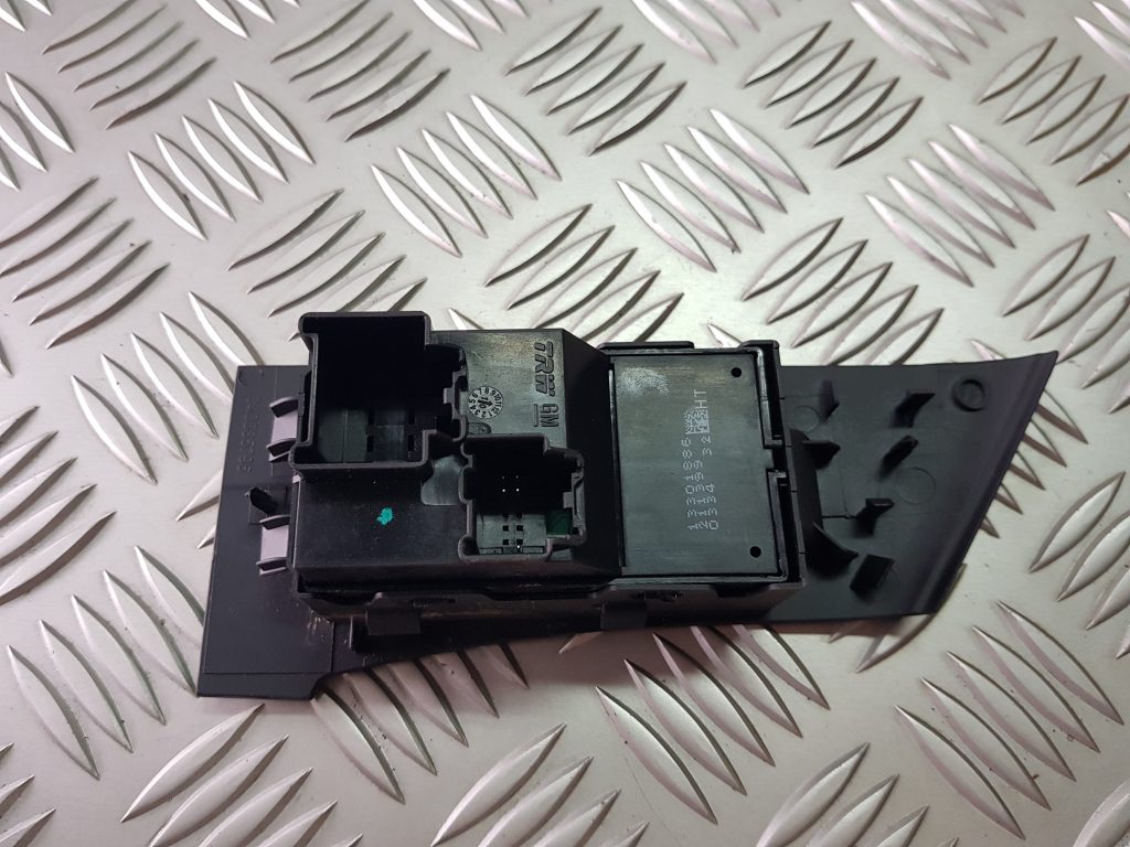 Stikla pacelšanas poga priekš OPEL ASTRA J 2011 2 Stikla pacelšanas poga priekš OPEL ASTRA J 2011