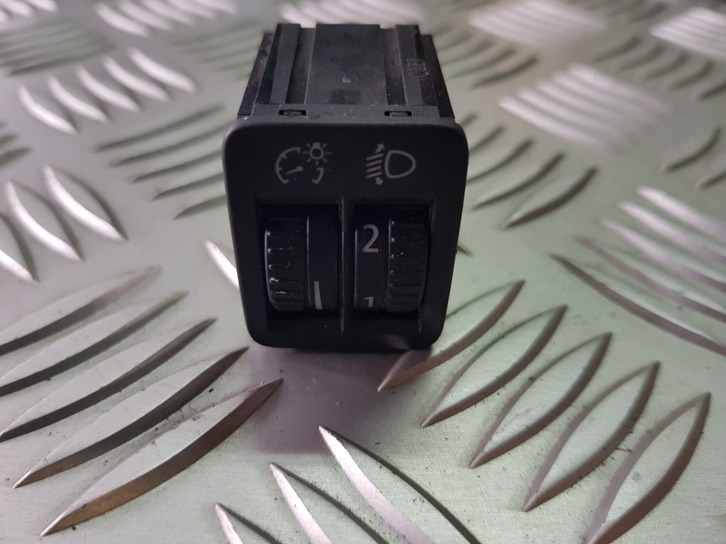 Lukturu augstuma regulēšanas poga priekš VW PASSAT 2007 UNIVERSAL SILVER 1 Lukturu augstuma regulēšanas poga priekš VW PASSAT 2007 UNIVERSAL SILVER