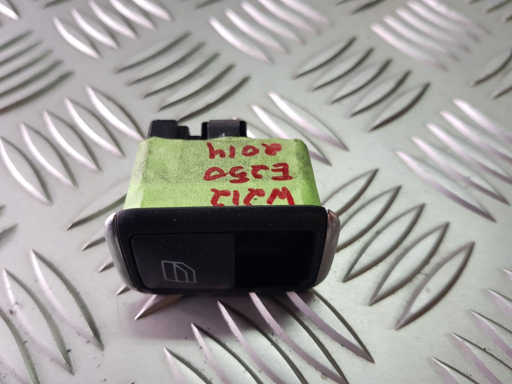 Stikla pacelšanas poga priekš MERCEDES BENZ E250 W212 2014 1 Stikla pacelšanas poga priekš MERCEDES BENZ E250 W212 2014