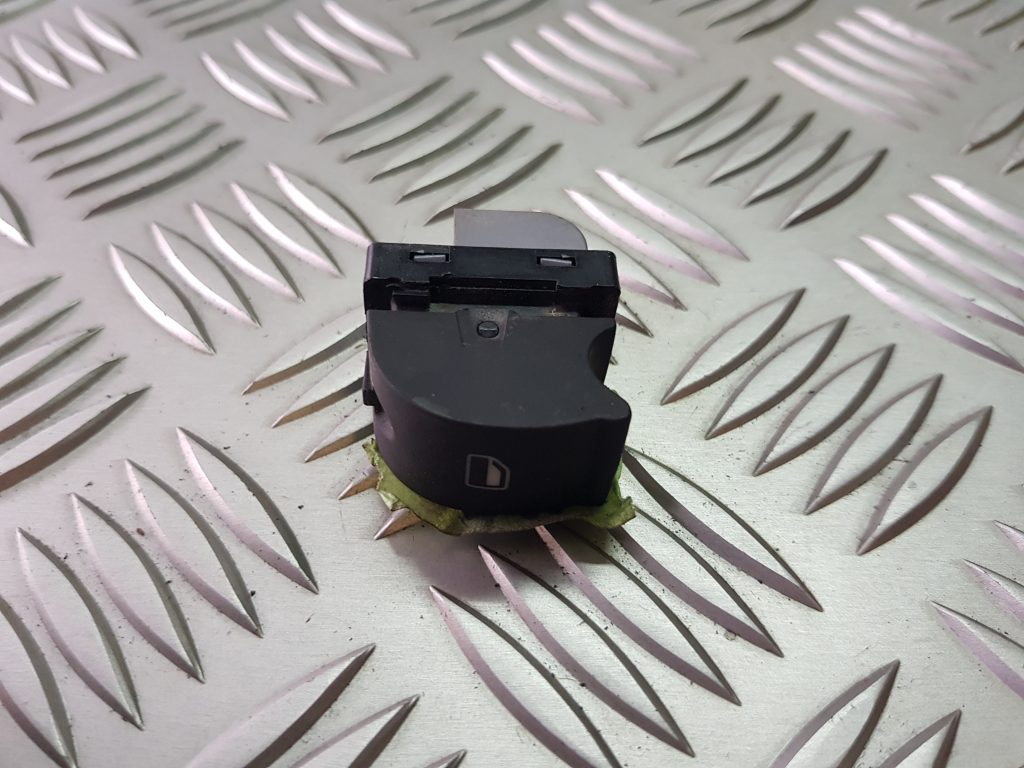 Stikla pacelšanas poga priekš AUDI A4 2005 1 Stikla pacelšanas poga priekš AUDI A4 2005