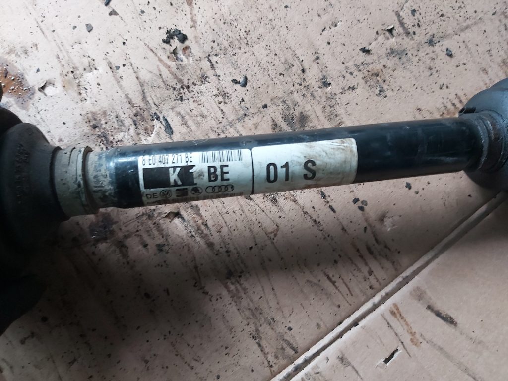 Pusass priekšējā kreisā priekš AUDI A4 AVANT 2004